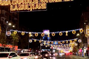 O nouă gafă a Primăriei Capitalei, ce se vede printre mingile ornamentelor de Crăciun