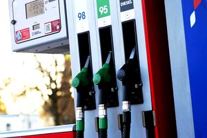 Ce s-a întâmplat după ce o șoferiță din Bacău a plătit pentru 50 litri de benzină, deși rezervorul mașinii are doar 45